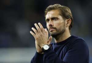 Jakob Poulsen klapper til fansene efter kampen mod KAA Gent i Conference League den 15. oktober 2026.