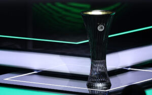 Trofæet til vinderen af Conference League.