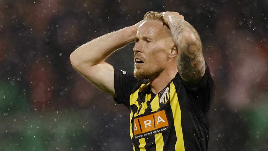 Mikkel Rygaard tager sig til hovedet i BK Häcken.