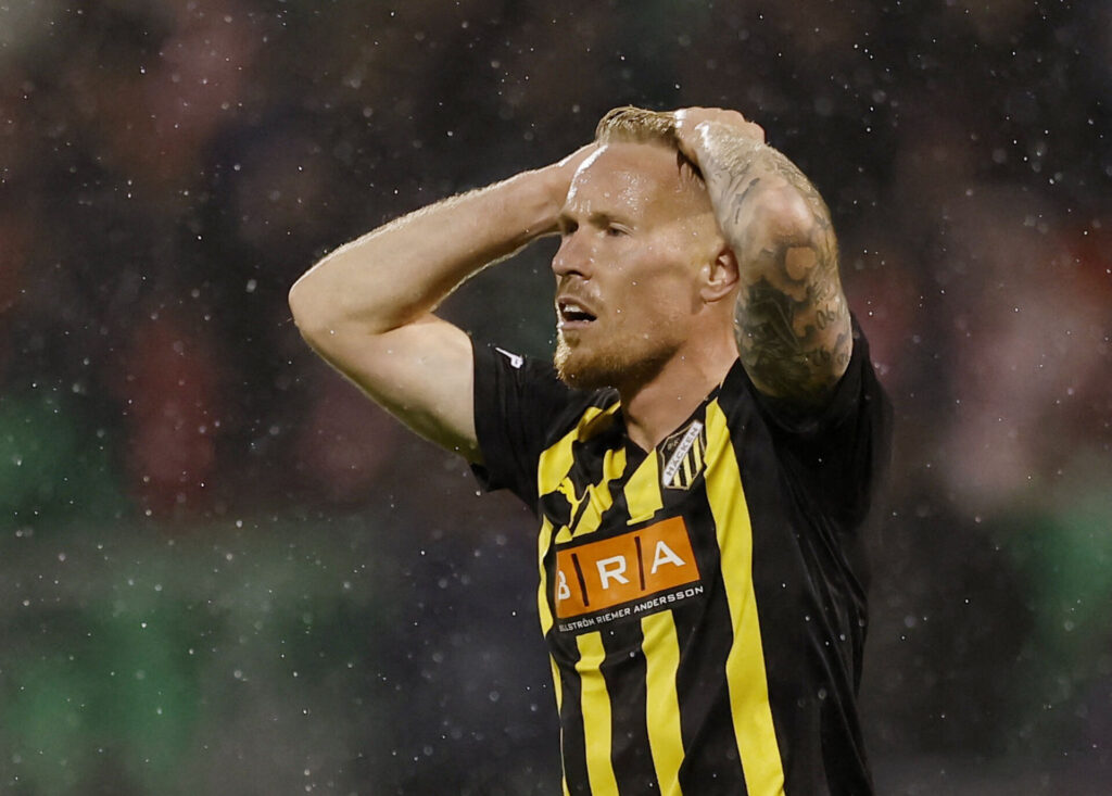 Mikkel Rygaard tager sig til hovedet.