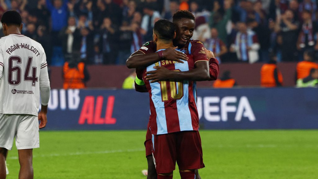 Franculino jubler med Mohamed Salah.