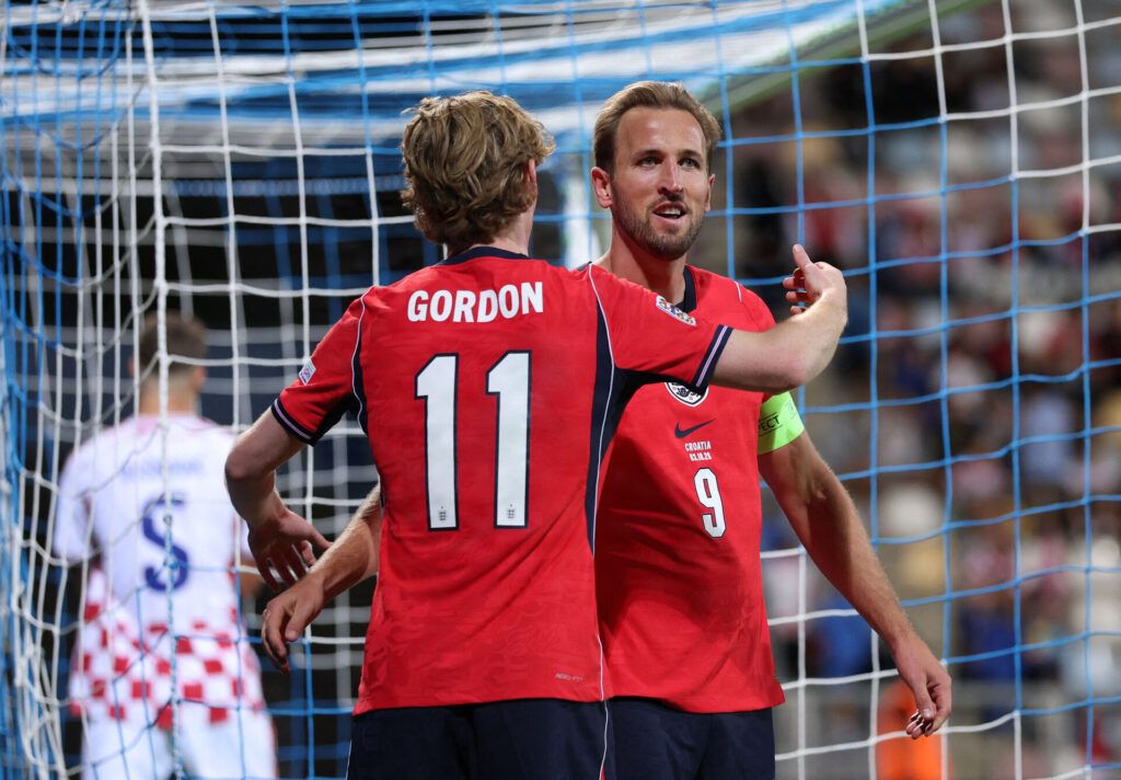 Kane og Gordo der jubler sammen efter en scoring mod Kroatien