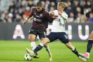 Tobias Mølgaard tackler bolden.
