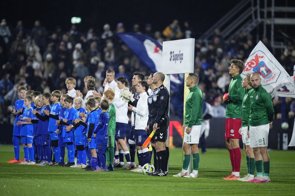 Spillerne på banen inden AGF-Viborg.
