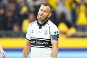 Frederik Gytkjær ærgrer sig på Brøndby Stadion.