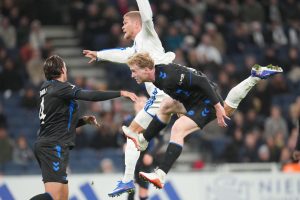 Andreas Cornelius i duel med to OB-spillere