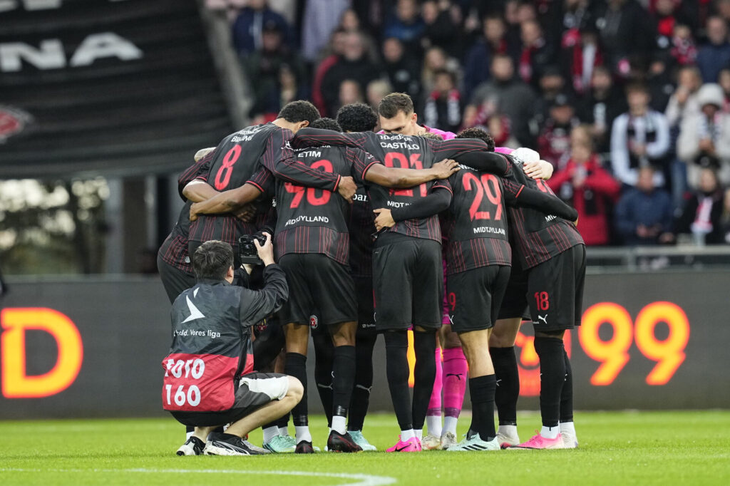 FC Midtjyllands spillere i rundkreds.