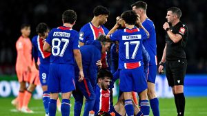 Paris Saint-Germain-spillere rundt om skadede Khvicha Kvaratskhelia