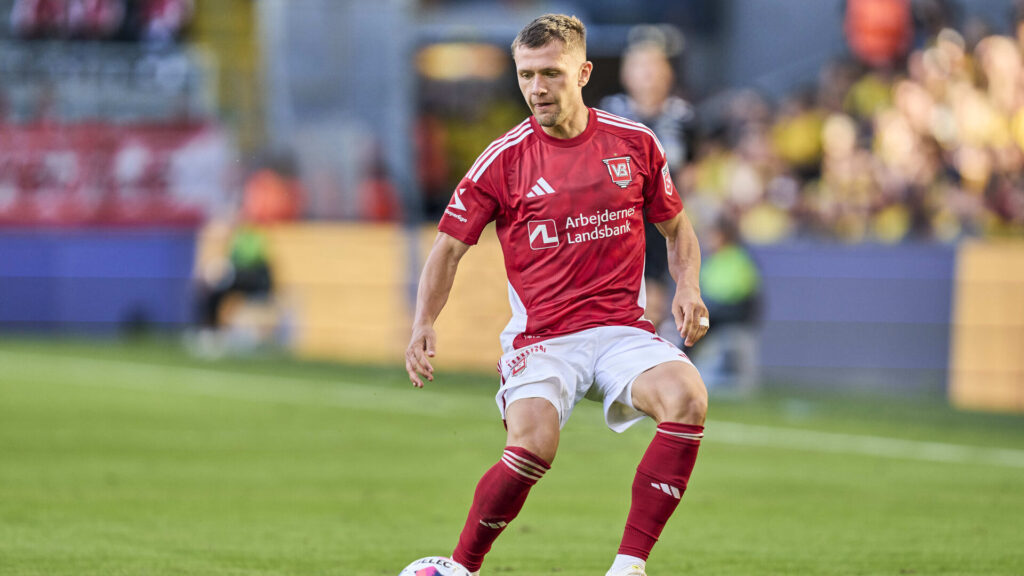 Mikkel Duelund i kamp for Vejle.