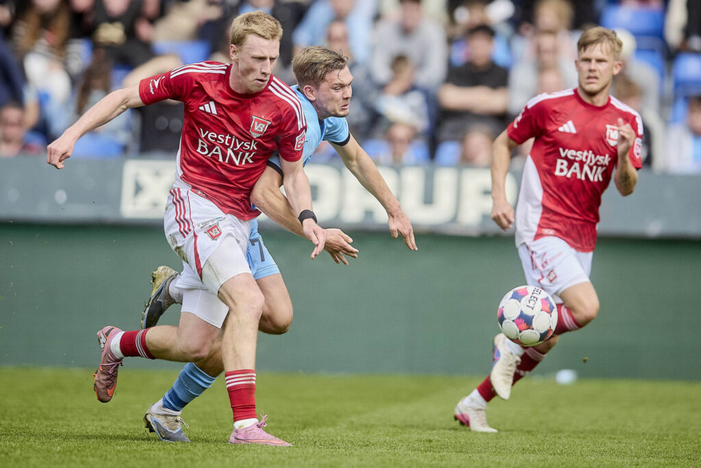 Tobias Bach i kamp for Vejle.