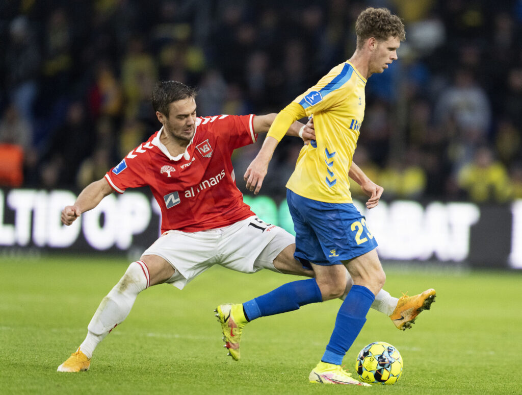 Hallur Hansson i kamp for Vejle.