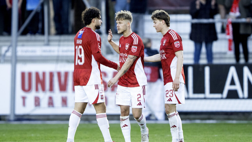 Thomas Gundelund giver high five til Wahid Faghir