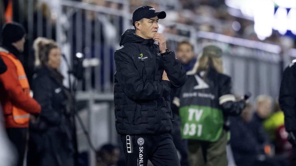 Nickolai Lund på sidelinjen under opgøret mod AGF