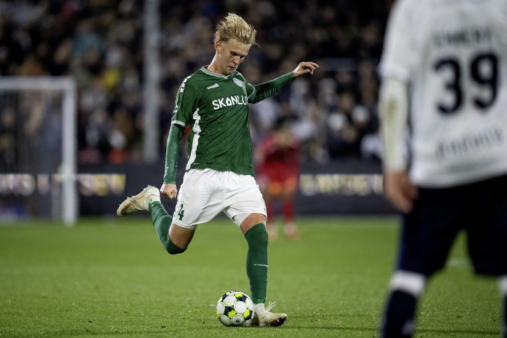 Lukas Kirkegaard header til bolden.