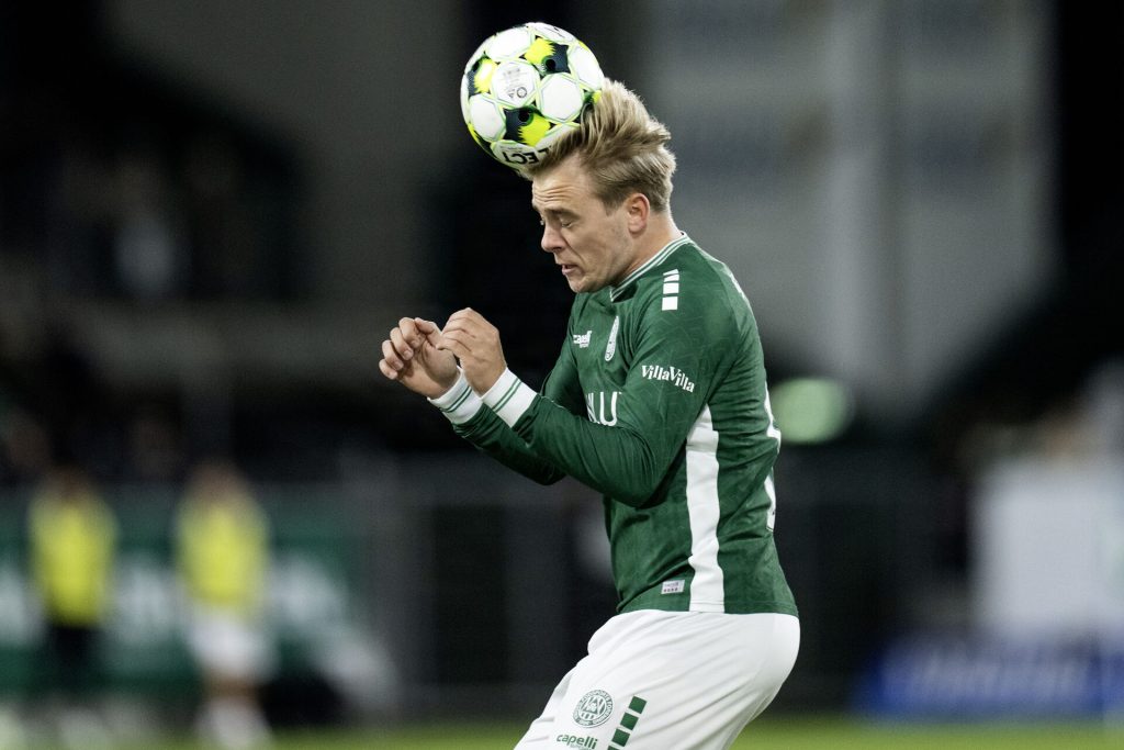 Lukas Kirkegaard header til bolden.