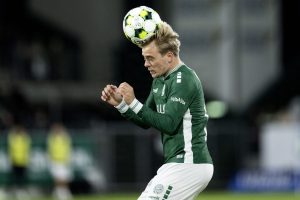 Lukas Kirkegaard header til bolden.