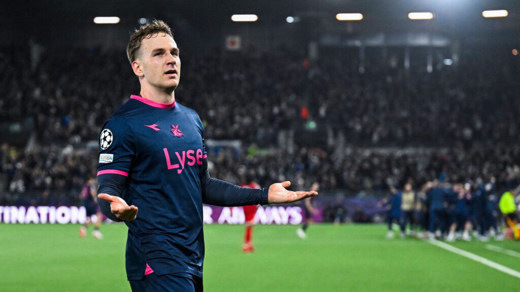 Peter Christiansen fejrer sin scoring mod Bayern München